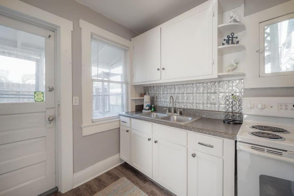 Serene Beachy Bungalow With Large Screened Porch! Τάμπα Εξωτερικό φωτογραφία
